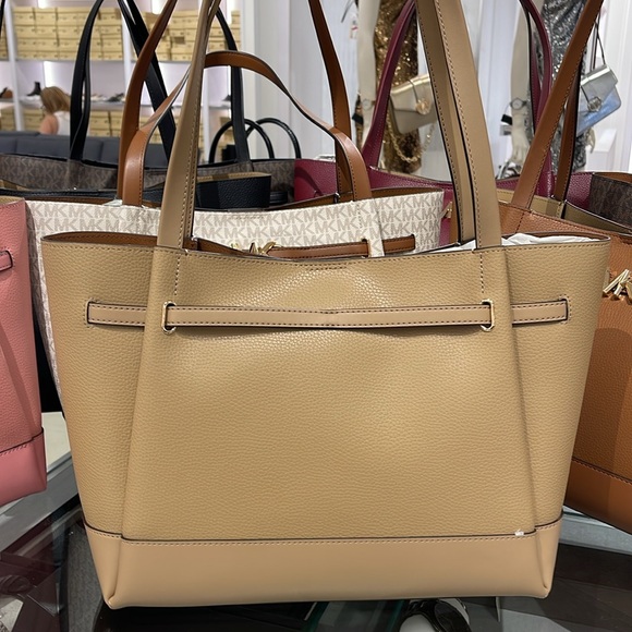 MICHAEL KORS
Reed Large Logo Belted Shoulder Tote Bag
Camel - Picture 8 of 16